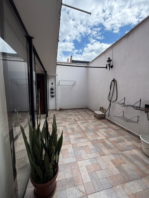 Casa de 5 alcobas en arriendo en Loma De Los Bernal, Medellín, 200 m² · foto 4 de 9