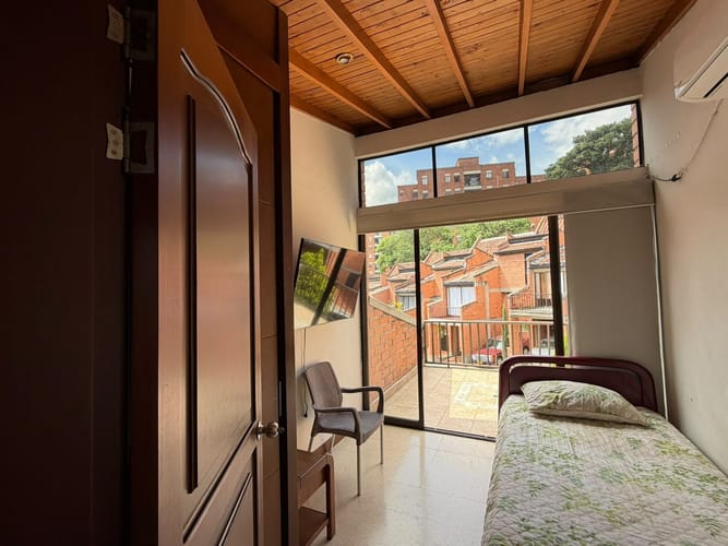 Casa de 5 alcobas en arriendo en Loma De Los Bernal, Medellín, 200 m² · foto 7 de 9