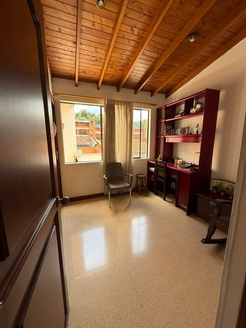 Casa de 5 alcobas en arriendo en Loma De Los Bernal, Medellín, 200 m² · foto 9 de 9