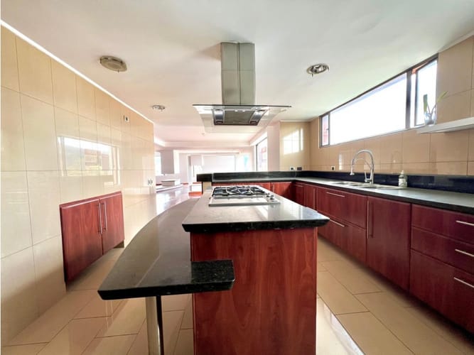 Apartamento de 5 alcobas en arriendo en Santa Barbara, Bogotá, 384 m² · foto 5 de 24