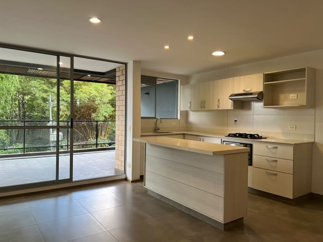 Apartamento de 2 alcobas en venta en Loma Del Chocho, Envigado, 77 m² · foto 2 de 19