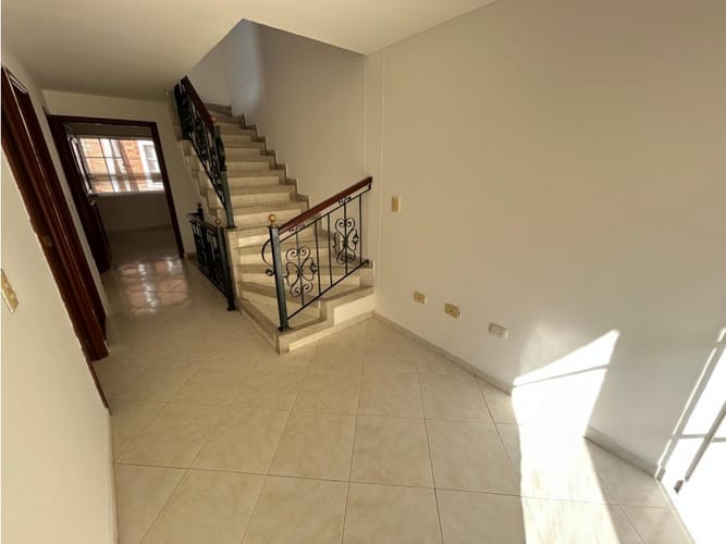 Casa de 6 alcobas en arriendo en Anillo Vial, Floridablanca, 205 m² · foto 2 de 24