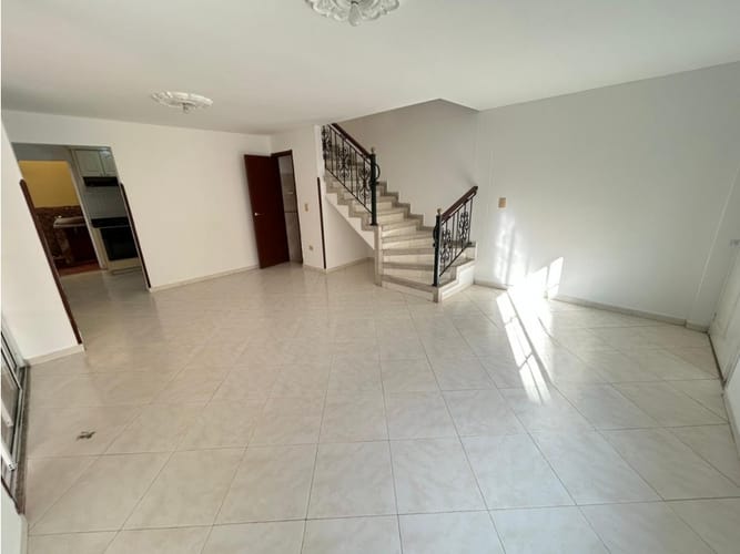 Casa de 6 alcobas en arriendo en Anillo Vial, Floridablanca, 205 m² · foto 3 de 24