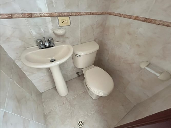 Casa de 6 alcobas en arriendo en Anillo Vial, Floridablanca, 205 m² · foto 4 de 24