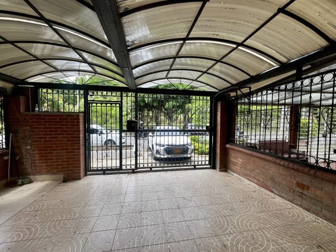 Casa de 12 alcobas en venta en Caney, Cali, 248 m² · foto 2 de 20
