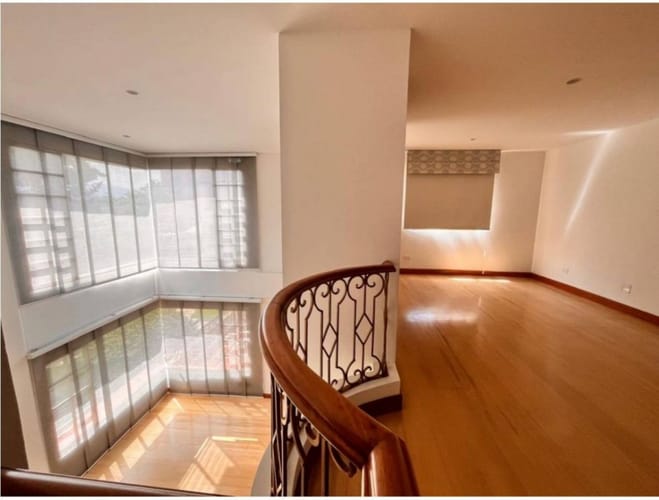 Apartamento de 4 alcobas en venta en Santa Barbara, Bogotá, 230 m² · foto 2 de 20