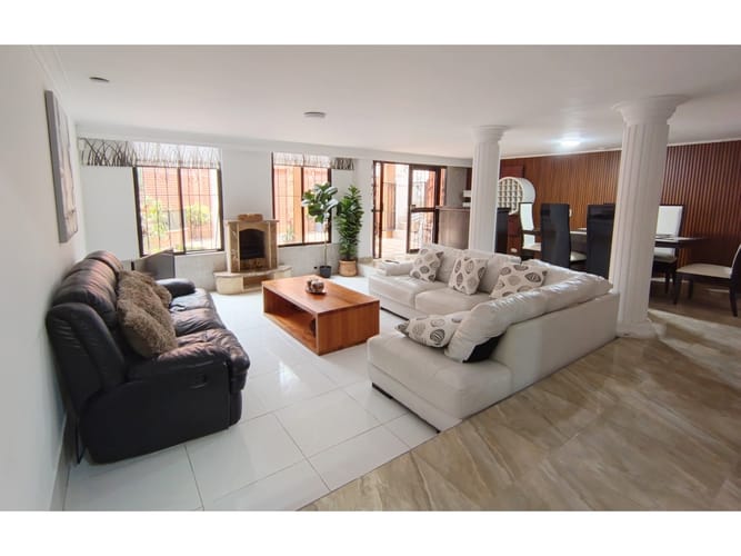 Casa de 5 alcobas en venta en El Poblado, Medellín, 436 m² · foto 3 de 24
