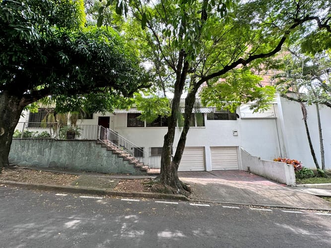 Casa de 6 alcobas en venta en Santa Teresita, Cali, 450 m² · foto 2 de 24
