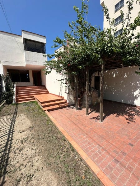Casa de 4 alcobas en arriendo en Bavaria, Santa Marta, 262 m² · foto 2 de 24