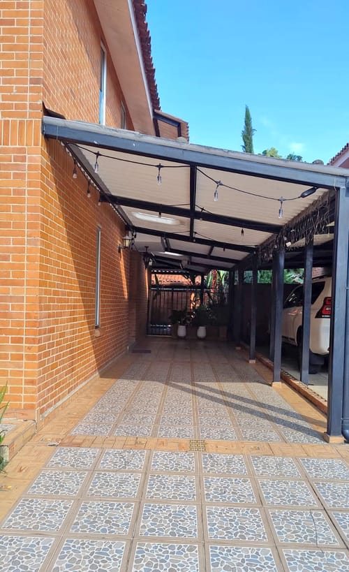 Casa de 4 alcobas en venta en El Castillo, Jamundí, 448 m² · foto 2 de 24
