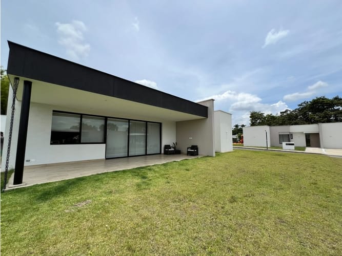 Casa de 4 alcobas en venta en Cerritos, Pereira, 217 m² · foto 2 de 9