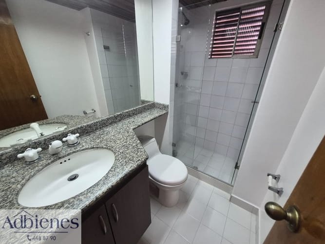 Apartamento de 2 alcobas en arriendo en El Poblado, Medellín, 77 m² · foto 5 de 6