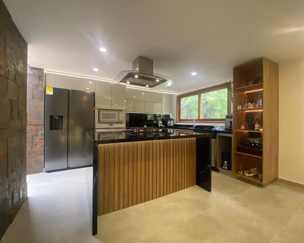 Casa de 4 alcobas en venta en Escobero, Envigado, 280 m² · foto 2 de 13