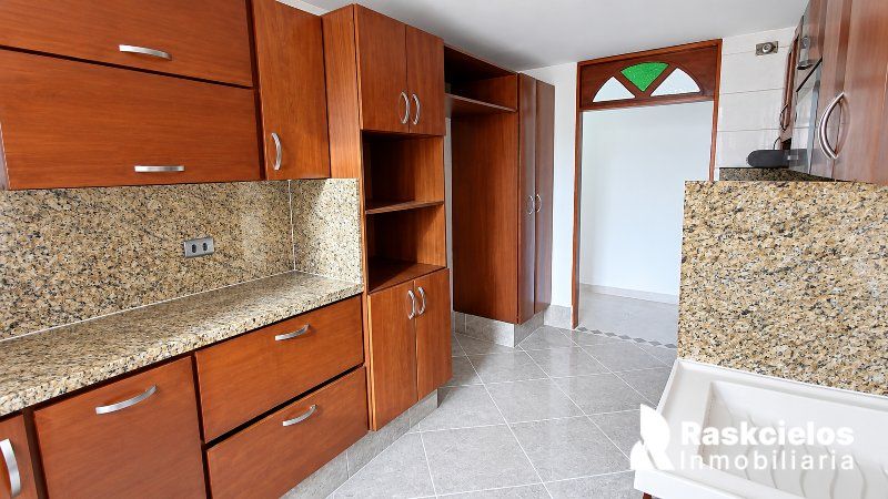 Apartamento de 3 alcobas en arriendo en Loma De Los Bernal, Medellín, 76 m² · foto 9 de 21
