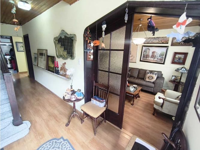 Casa de 5 alcobas en venta en San Luis, Bogotá, 205 m² · foto 2 de 24
