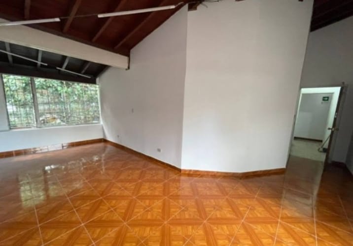 Casa de 10 alcobas en arriendo en Patio Bonito, Medellín, 353 m² · foto 2 de 21
