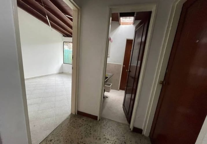 Casa de 10 alcobas en arriendo en Patio Bonito, Medellín, 353 m² · foto 6 de 21