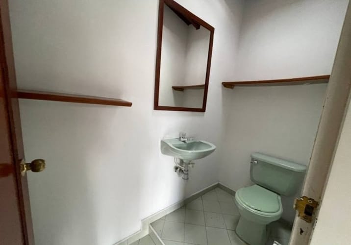 Casa de 10 alcobas en arriendo en Patio Bonito, Medellín, 353 m² · foto 12 de 21