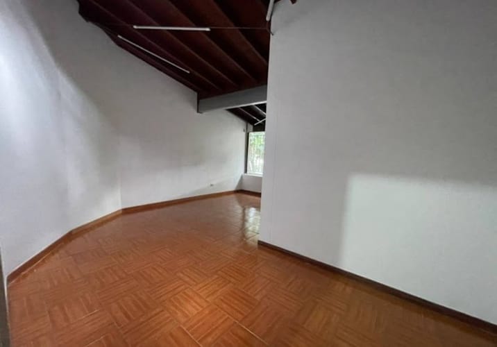 Casa de 10 alcobas en arriendo en Patio Bonito, Medellín, 353 m² · foto 15 de 21