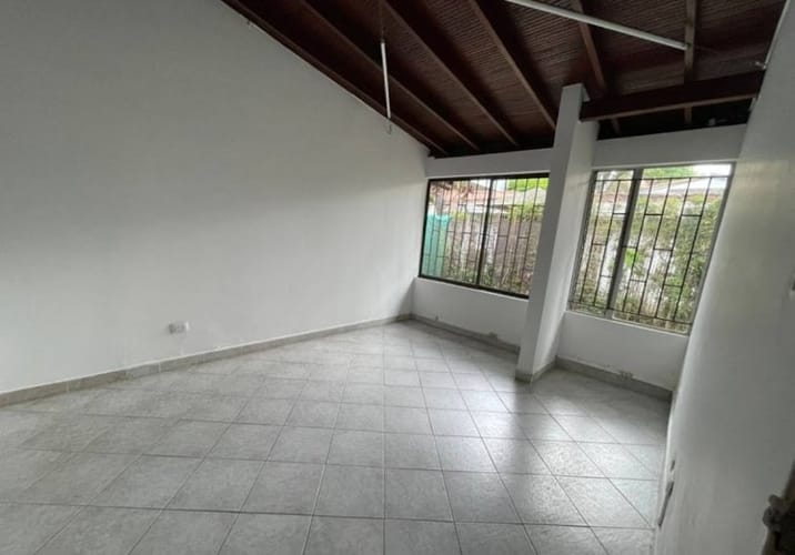 Casa de 10 alcobas en arriendo en Patio Bonito, Medellín, 353 m² · foto 16 de 21