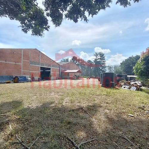 Bodega en arriendo en San Jose, Itagüí, 1702 m² · foto 2 de 15