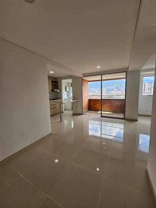 Apartamento de 2 alcobas en venta en Centro, Itagüí, 60 m² · foto 2 de 9