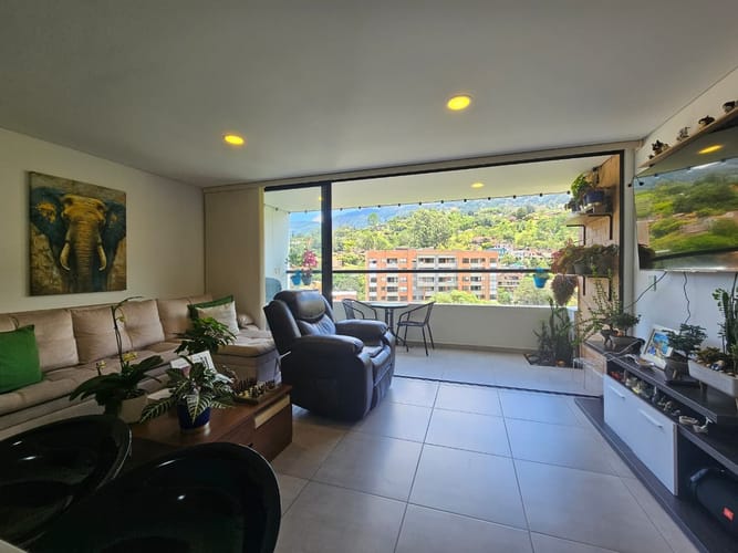 Apartamento de 3 alcobas en venta en El Chingui, Envigado, 84 m² · foto 2 de 15