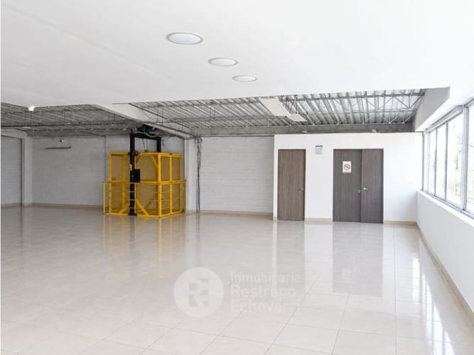 Bodega en arriendo en Colombia, Manizales, 330 m² · foto 2 de 3