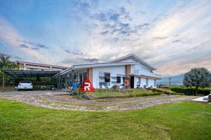 Casa de 6 alcobas en venta en Cr. San Cayetano, Jamundí, 452 m² · foto 2 de 24