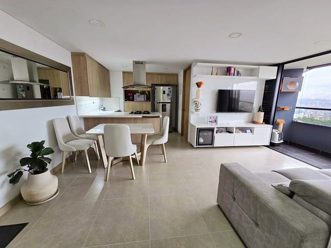 Apartamento de 3 alcobas en venta en Altos Del Poblado, Medellín, 78 m² · foto 2 de 18