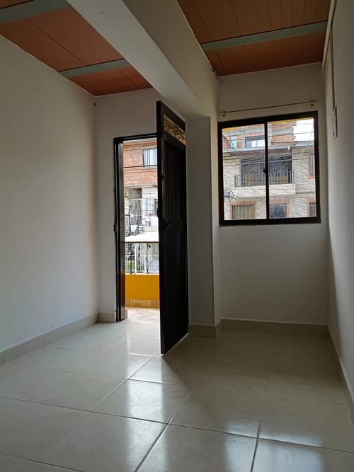 Apartamento de 2 alcobas en arriendo en La Pinuela, Medellín, 55 m² · foto 2 de 10