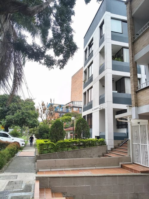 Apartamento de 4 alcobas en arriendo en La Castellana, Medellín, 74 m² · foto 3 de 3