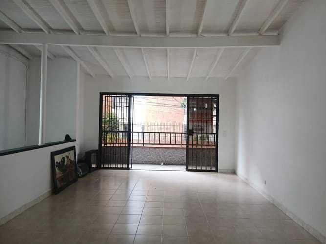 Casa de 5 alcobas en arriendo en Suramericana, Medellín, 180 m² · foto 3 de 10