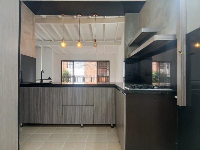 Casa de 5 alcobas en arriendo en Suramericana, Medellín, 180 m² · foto 4 de 10