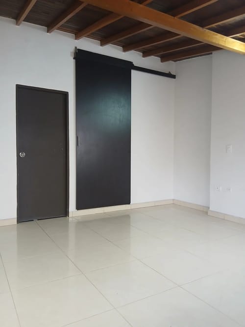 Casa de 5 alcobas en arriendo en Suramericana, Medellín, 180 m² · foto 9 de 10