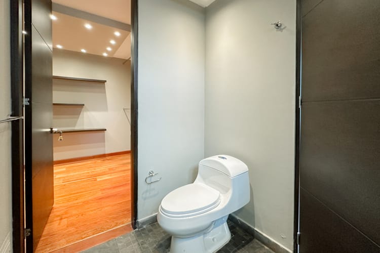 Apartamento de 3 alcobas en arriendo en Los Rosales, Bogotá, 246 m² · foto 18 de 24