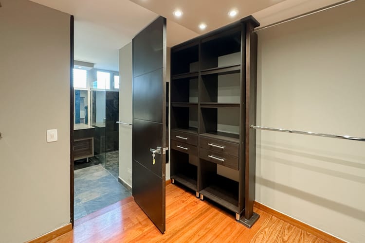 Apartamento de 3 alcobas en arriendo en Los Rosales, Bogotá, 246 m² · foto 19 de 24