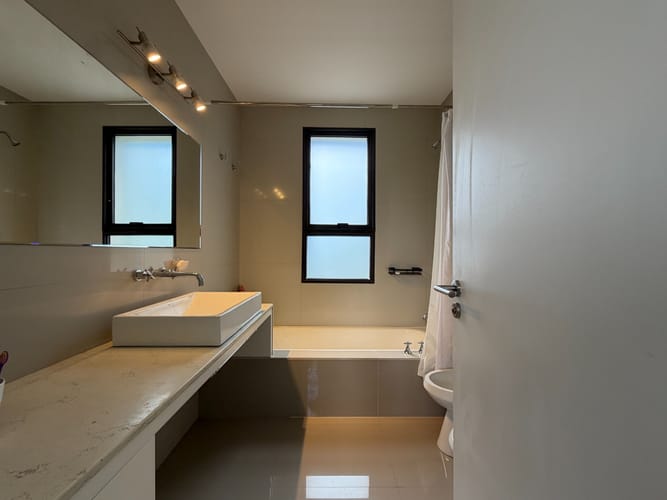 Lomas. Moderna. 3 dorms + escritorio + servicio. Estar. Piscina · Foto 8