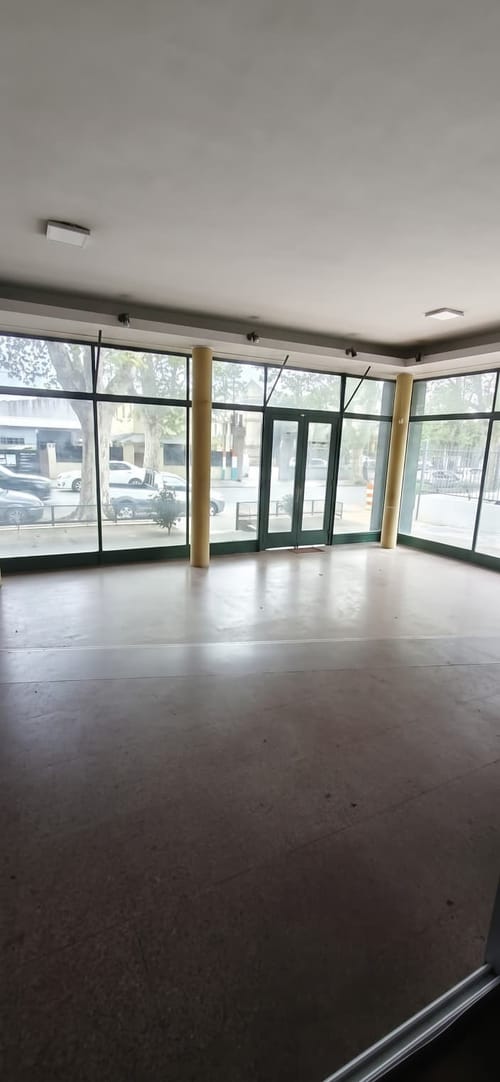 ¡Excelente exposición comercial y gran potencial para tu negocio! Ubicado sobre Av. Burgues y Espinillo · Foto 3