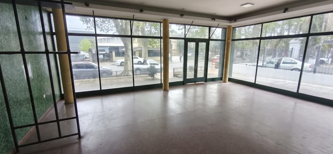 ¡Excelente exposición comercial y gran potencial para tu negocio! Ubicado sobre Av. Burgues y Espinillo · Foto 2
