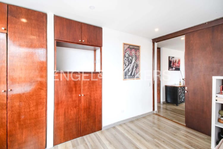 Apartamento de 2 alcobas en venta en Los Rosales, Bogotá, 81 m² · foto 10 de 11