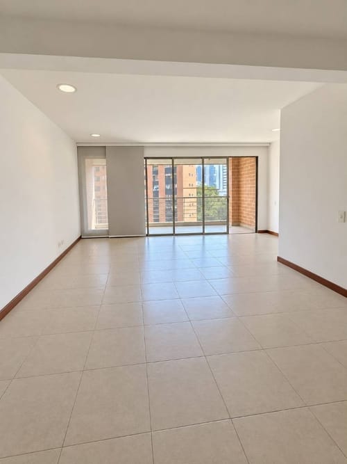 Apartamento de 3 alcobas en arriendo en Los Balsos, Medellín, 135 m² · foto 2 de 10