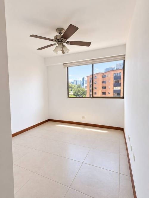 Apartamento de 3 alcobas en arriendo en Los Balsos, Medellín, 135 m² · foto 3 de 10