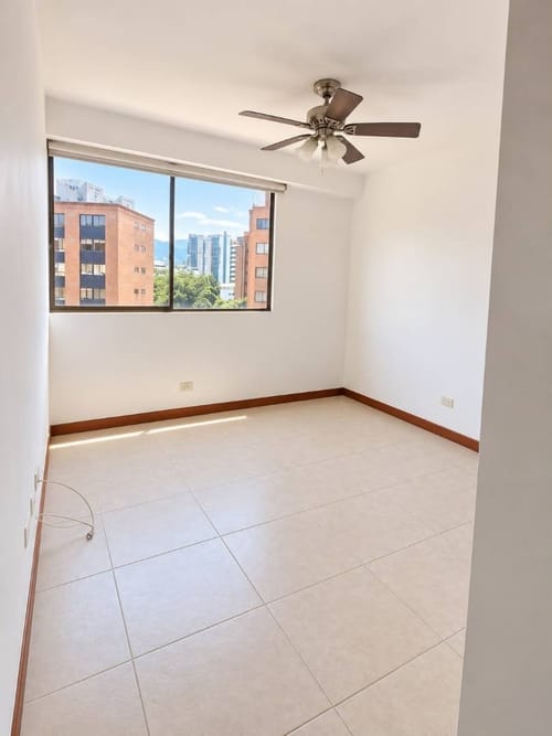 Apartamento de 3 alcobas en arriendo en Los Balsos, Medellín, 135 m² · foto 9 de 10