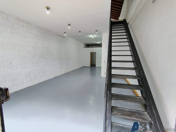 Bodega en arriendo en Manila, Medellín, 140 m² · foto 2 de 14