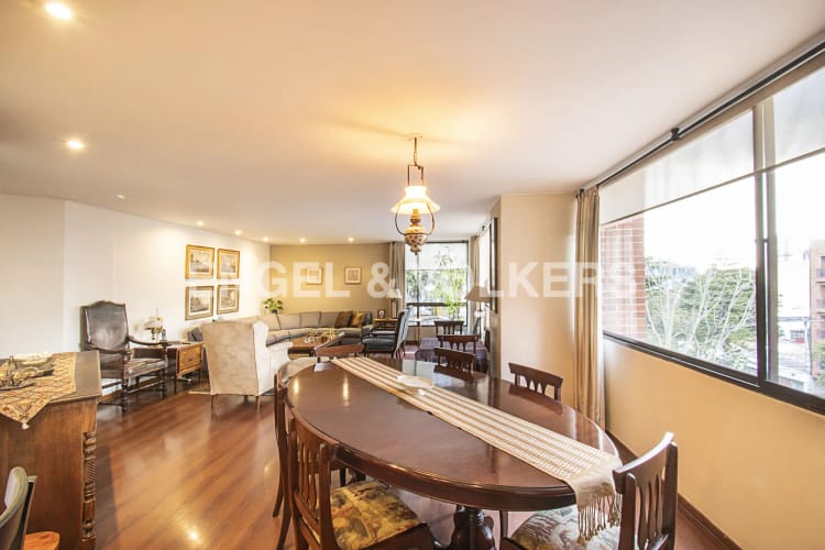 Apartamento de 3 alcobas en venta en Los Rosales, Bogotá, 146 m² · foto 2 de 13
