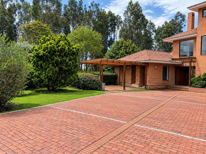 Casa de 4 alcobas en venta en Guaymaral, Bogotá, 418 m² · foto 2 de 23