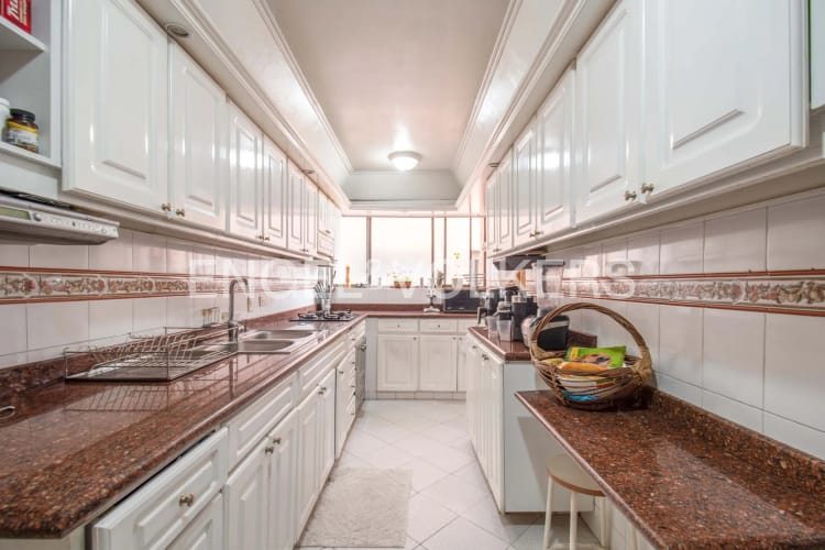 Apartamento de 3 alcobas en venta en La Carolina, Bogotá, 142 m² · foto 6 de 16