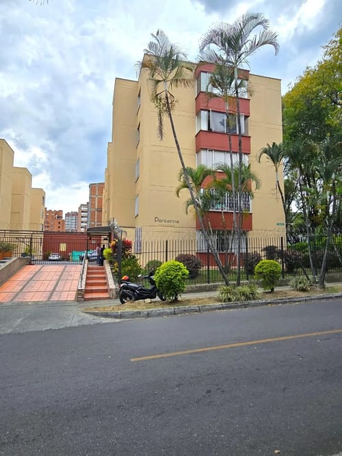 Apartamento de 3 alcobas en venta en La Castellana, Medellín, 95 m² · foto 2 de 10
