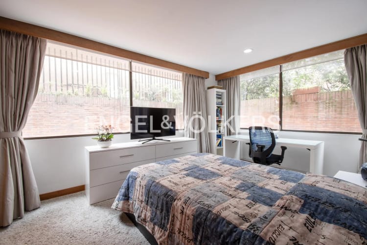 Apartamento de 3 alcobas en venta en Los Rosales, Bogotá, 176 m² · foto 10 de 13